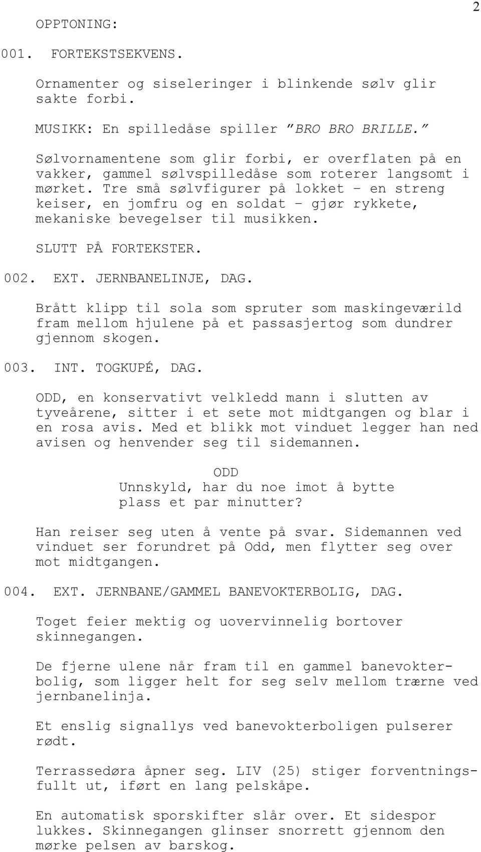 Tre små sølvfigurer på lokket en streng keiser, en jomfru og en soldat gjør rykkete, mekaniske bevegelser til musikken. SLUTT PÅ FORTEKSTER. 002. EXT. JERNBANELINJE, DAG.