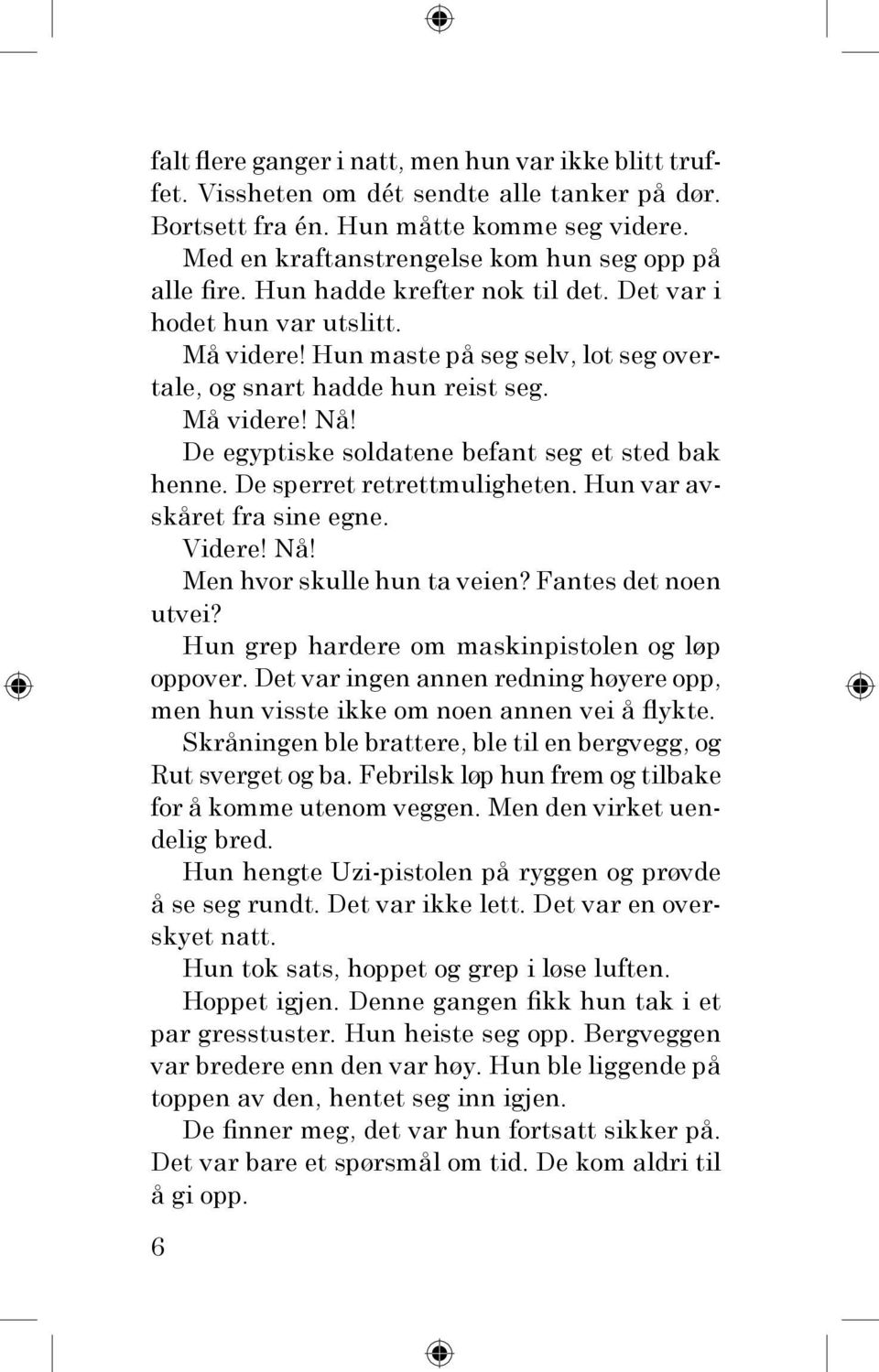 Må videre! Nå! De egyptiske soldatene befant seg et sted bak henne. De sperret retrettmuligheten. Hun var avskåret fra sine egne. Videre! Nå! Men hvor skulle hun ta veien? Fantes det noen utvei?