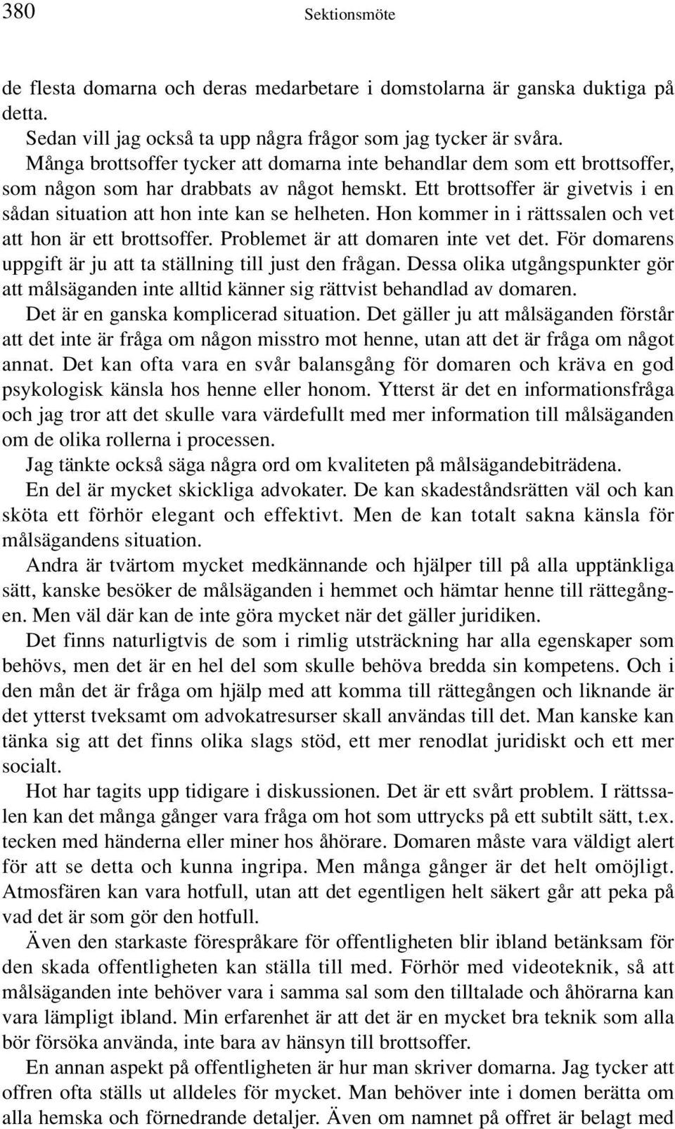 Hon kommer in i rättssalen och vet att hon är ett brottsoffer. Problemet är att domaren inte vet det. För domarens uppgift är ju att ta ställning till just den frågan.