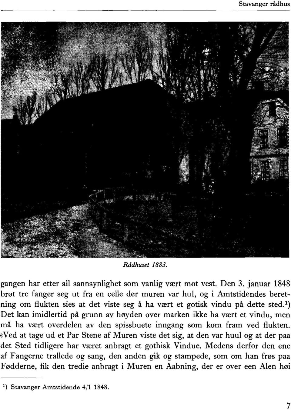 l) Det kan imidlertid pa grunn av hoyden over marken ikke ha vsert et vindu, men rna ha vsert overdelen av den spissbuete inngang som kom fram ved flukten.