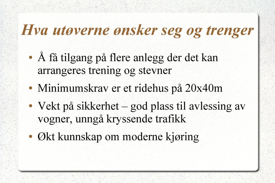 er et ridehus på 20x40m Vekt på sikkerhet god plass til