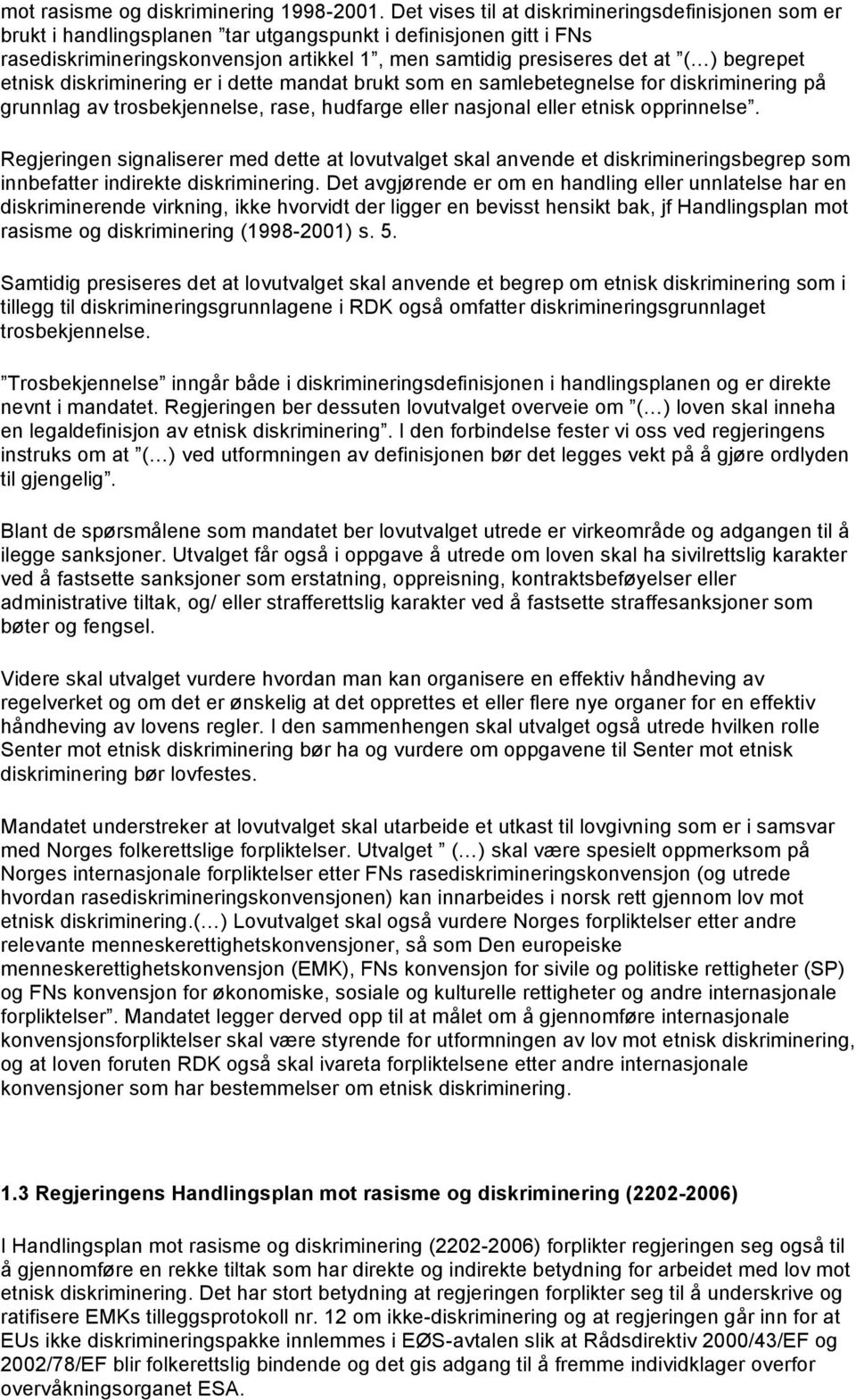 begrepet etnisk diskriminering er i dette mandat brukt som en samlebetegnelse for diskriminering på grunnlag av trosbekjennelse, rase, hudfarge eller nasjonal eller etnisk opprinnelse.