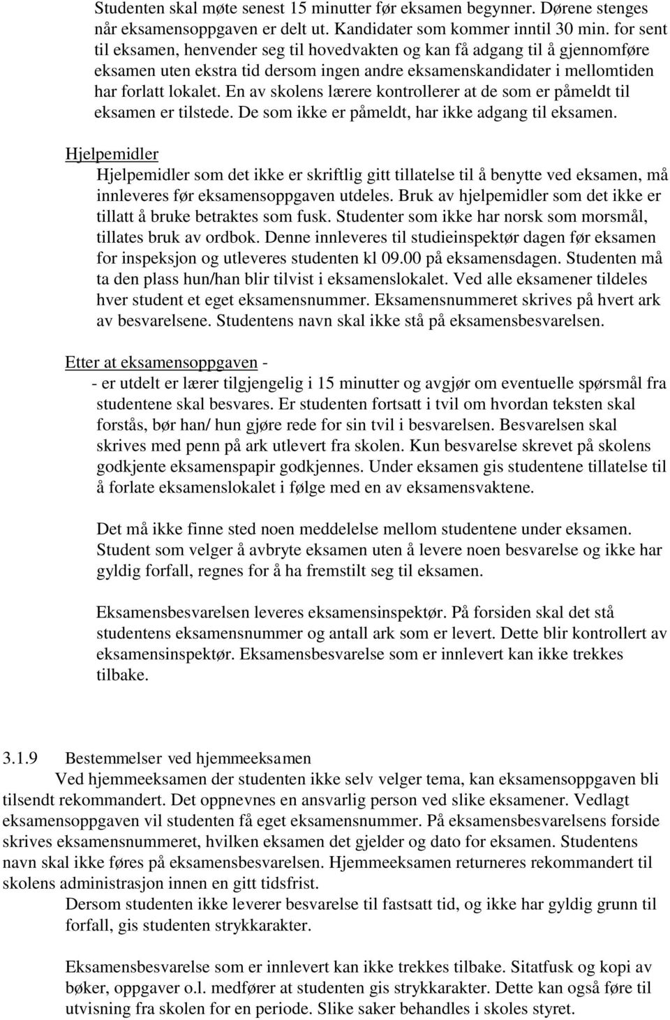 En av skolens lærere kontrollerer at de som er påmeldt til eksamen er tilstede. De som ikke er påmeldt, har ikke adgang til eksamen.