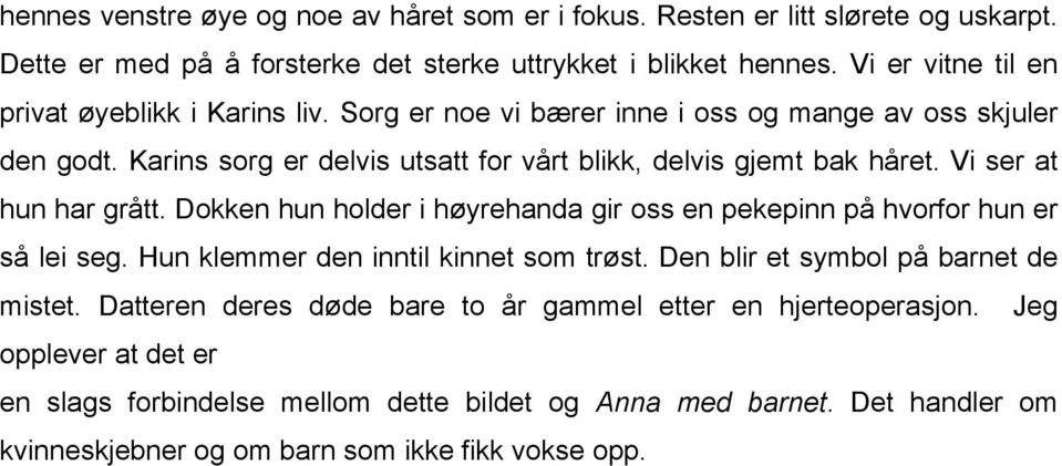 Vi ser at hun har grått. Dokken hun holder i høyrehanda gir oss en pekepinn på hvorfor hun er så lei seg. Hun klemmer den inntil kinnet som trøst.