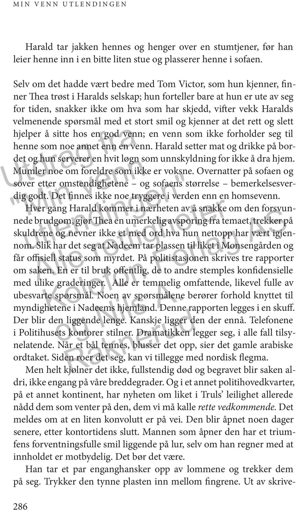 Haralds velmenende spørsmål med et stort smil og kjenner at det rett og slett hjelper å sitte hos en god venn; en venn som ikke forholder seg til henne som noe annet enn en venn.