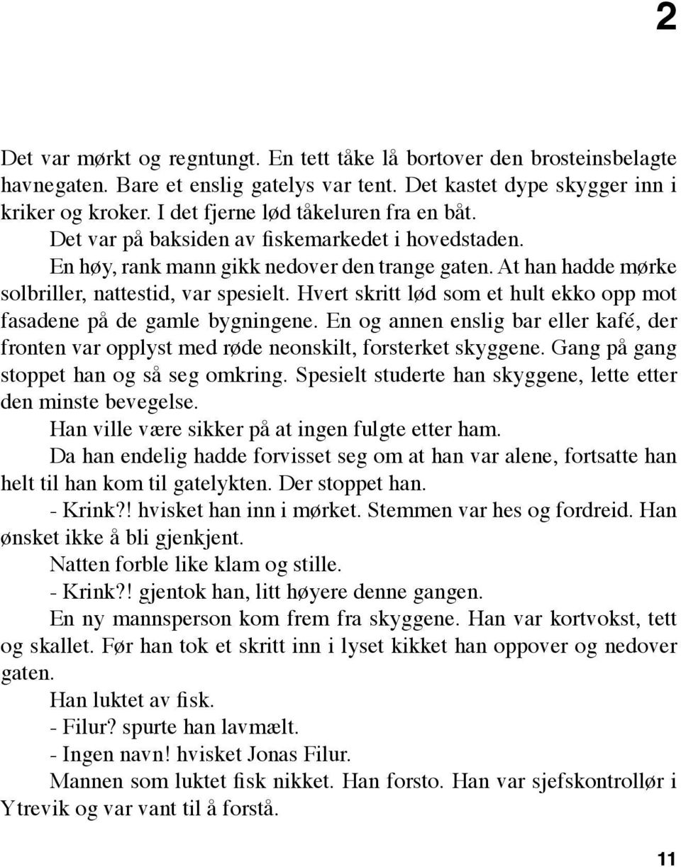 Hvert skritt lød som et hult ekko opp mot fasadene på de gamle bygningene. En og annen enslig bar eller kafé, der fronten var opplyst med røde neonskilt, forsterket skyggene.