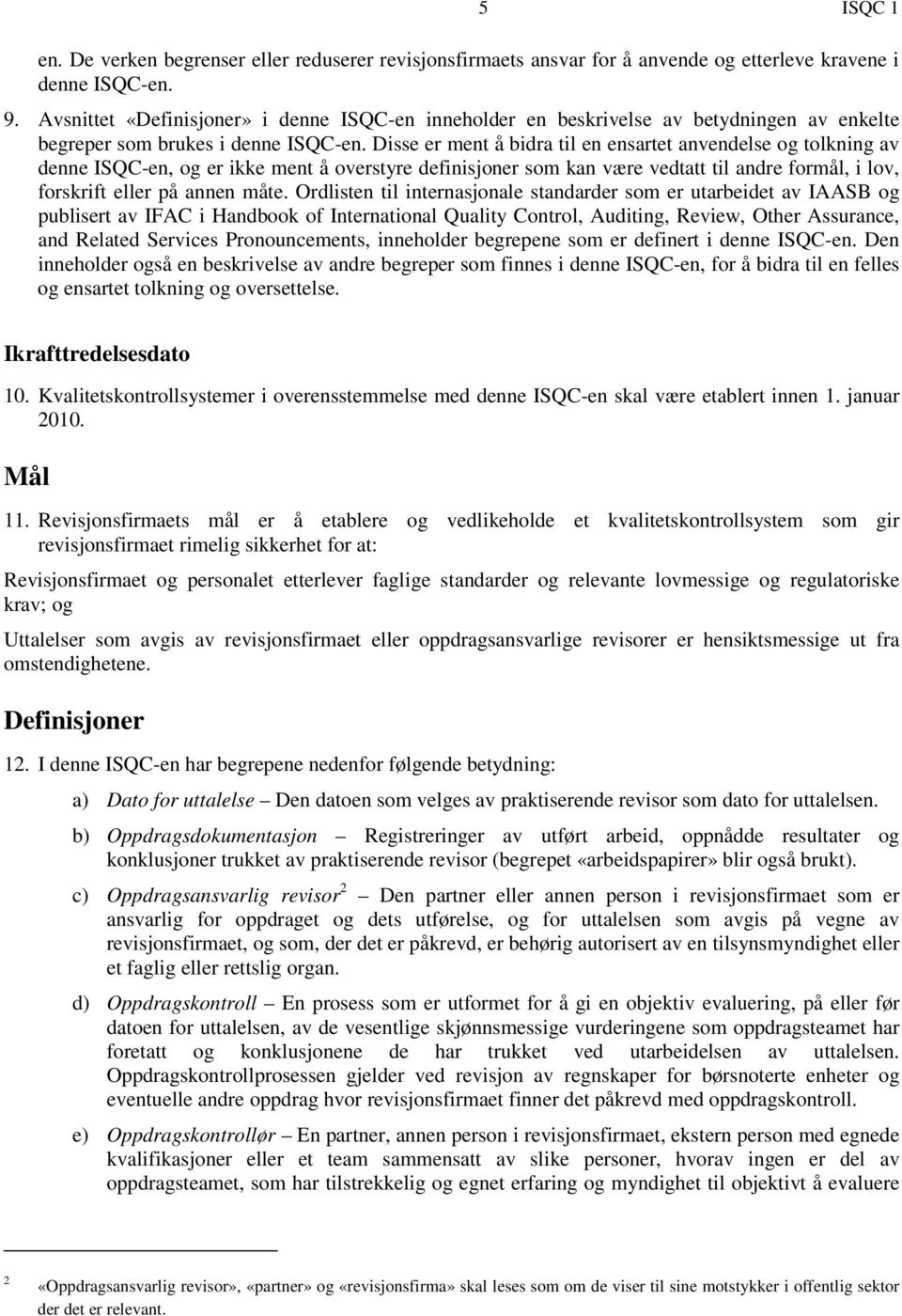 Disse er ment å bidra til en ensartet anvendelse og tolkning av denne ISQC-en, og er ikke ment å overstyre definisjoner som kan være vedtatt til andre formål, i lov, forskrift eller på annen måte.
