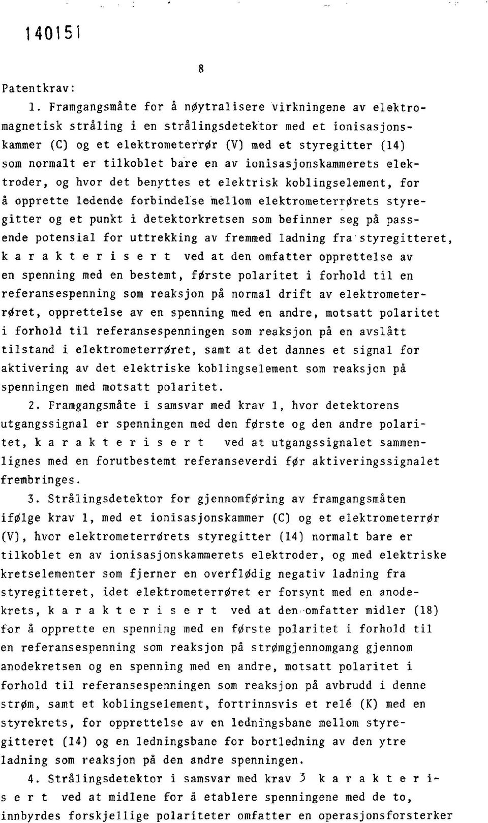 tilkoblet bare en av ionisasjonskammerets elektroder, og hvor det benyttes et elektrisk koblingselement, for å opprette ledende forbindelse mellom elektrometerrørets styregitter og et punkt i