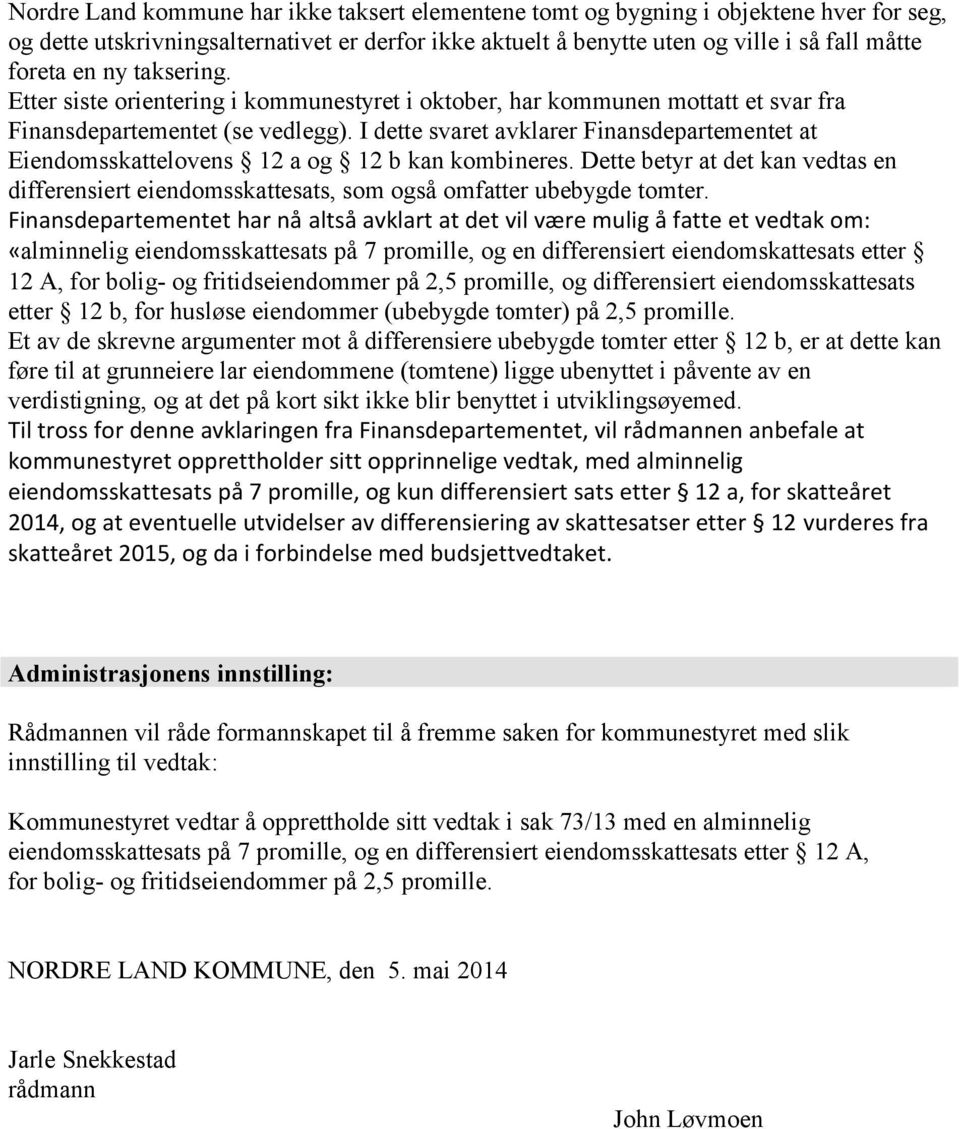 I dette svaret avklarer Finansdepartementet at Eiendomsskattelovens 12 a og 12 b kan kombineres. Dette betyr at det kan vedtas en differensiert eiendomsskattesats, som også omfatter ubebygde tomter.