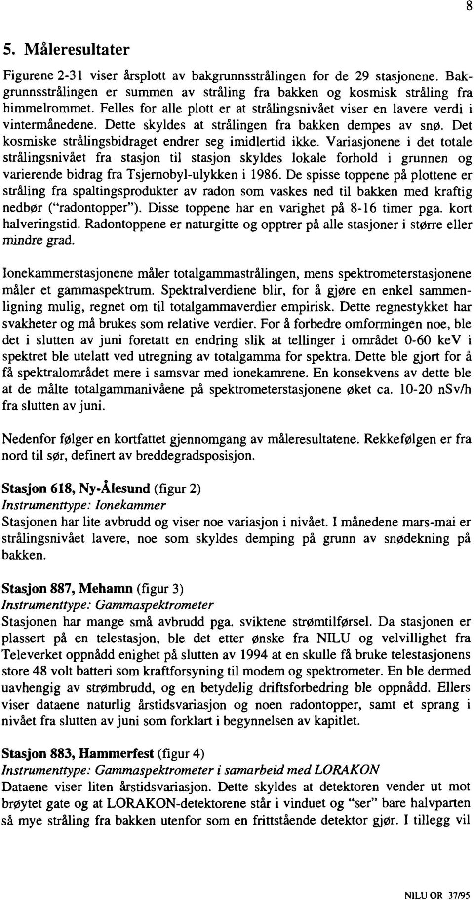 Variasjonene i det totale strålingsnivået fra stasjon til stasjon skyldes lokale forhold i grunnen og varierende bidrag fra Tsjernobyl-ulykken i 1986.