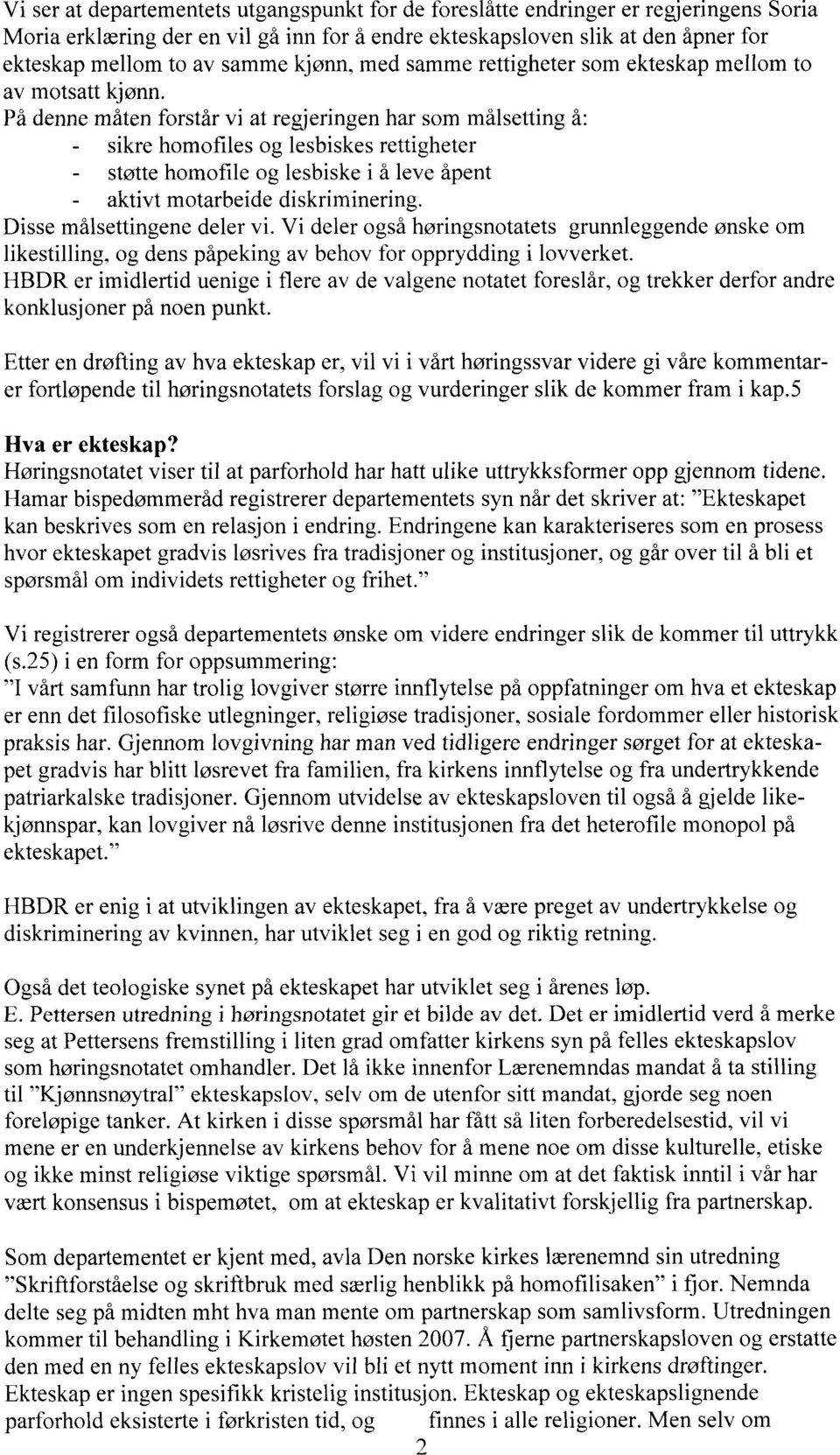 På denne måten forstår vi at regjeringen har som målsetting å: - sikre homofiles og lesbiskes rettigheter - støtte homofile og lesbiske i å leve åpent - aktivt motarbeide diskriminering.