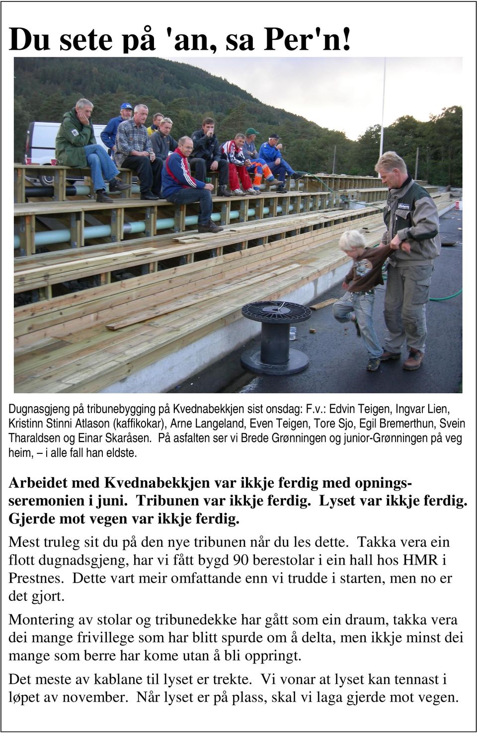 På asfalten ser vi Brede Grønningen og junior-grønningen på veg heim, i alle fall han eldste. Arbeidet med Kvednabekkjen var ikkje ferdig med opningsseremonien i juni. Tribunen var ikkje ferdig.