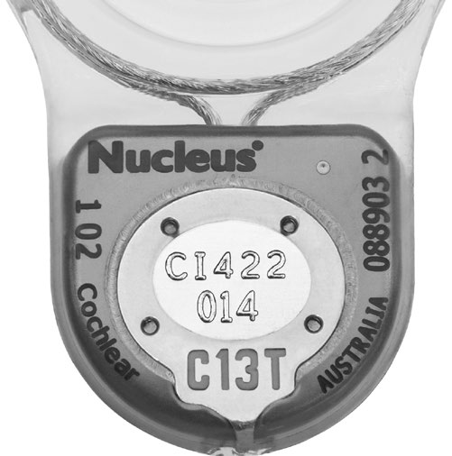 Cochlear Nucleus-cochleaimplantat i CI24RE-serien Ved bruk av røntgen kan Cochlear Nucleus-cochleaimplantater i CI24RE-serien identifiseres ved at de har påtrykt tekst som vises på røntgen.