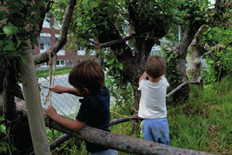 UTEOMRÅDET Pinneparken På Sunnland er barna aktivt med på å forme sitt eget uteområde, året igjennom. Vi er opptatt av at området skal inspirere til variert fysisk aktivitet og kreativitet.