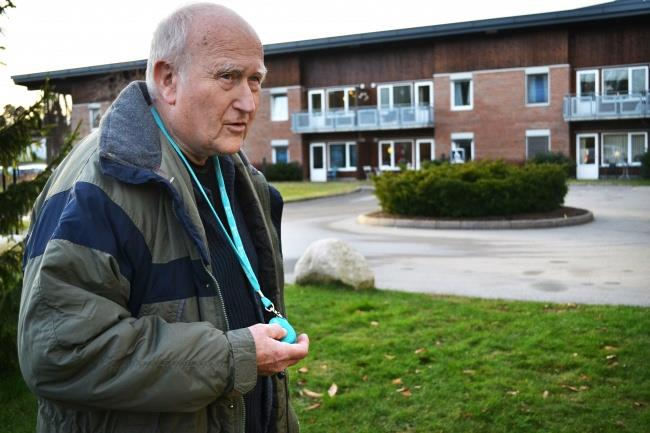 Hans Jakob fikler med SOS-knappen på GPS-en. Han skal prøve å ringe henne for å demonstrere. Men det ringer ikke. Litt hardere, sier kona. Nå ringer telefonen, og de to kan snakke sammen.