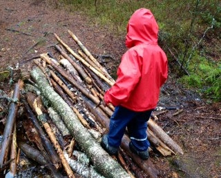 Vi har startet opp vår papirproduksjon med barna. Barna ble opptatt av vannet og den bløte massen - deilig masse og klemme på. Men selve produksjonen av papir var ikke så spennende.