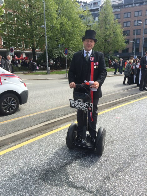 7 17. mai i Bergen Som det har blitt vanlig de siste årene, så hadde BVK fått løyve til å stille med 5 kjøretøy i år også. Temaet var i år cabrioleter fra forskjellig tiår.