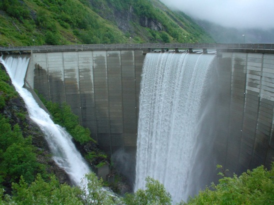1.3.3 Dimensjonering Rådgivningsselskapet Multiconsult har hatt ansvaret for å dimensjonere Dam Sarvsfossen. Dammen får en tykkelse på 2,5 m i topp og 6,3 m i bunn.