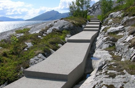 løsning på dette kan være å utforme betongen litt mer ru, slik at økt friksjon oppnås. Bryggen på sørøstsiden av Koppmannen anbefales utformet i betong.