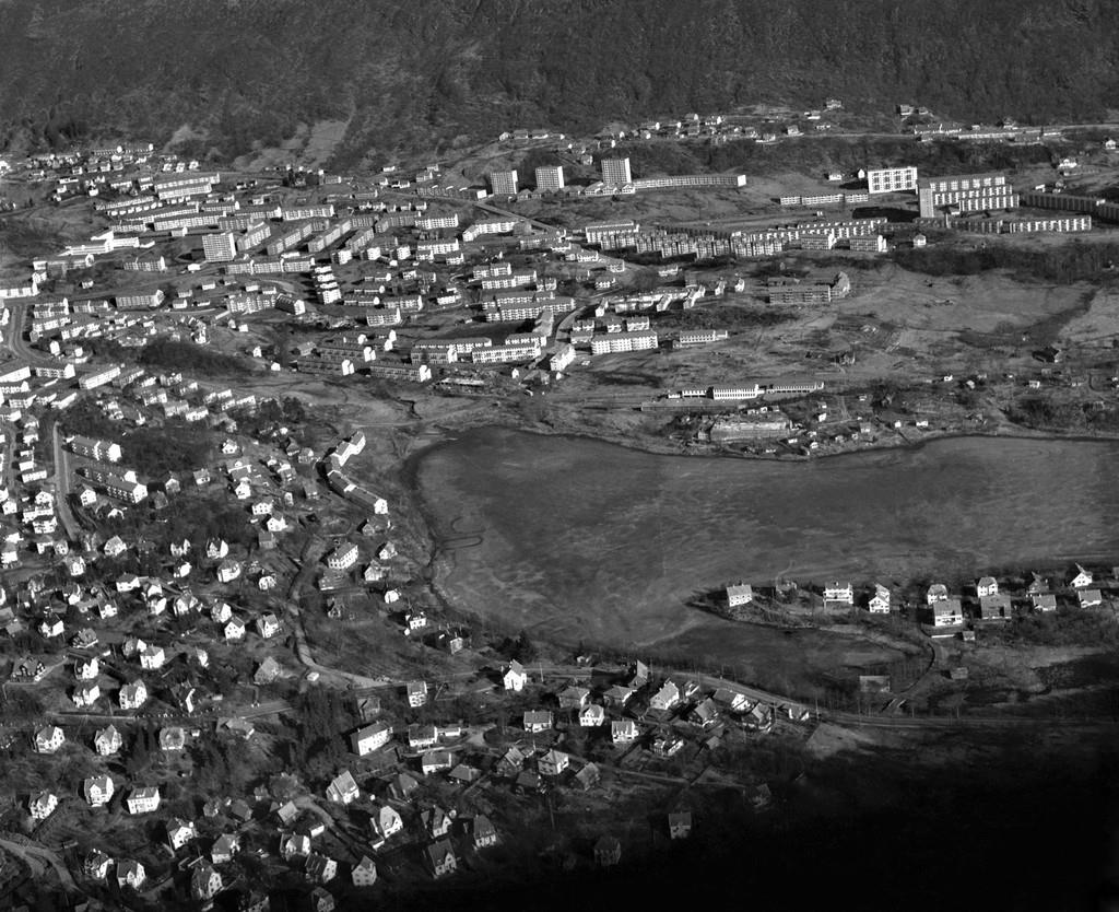 Kulturminnerapport, Adolph Bergs vei 9 Figur 9. Flyfoto over Slettebakken, ca. 1958-59. Planområdet er ikke utbygd. Kilde: fotomuseum.bergen360.