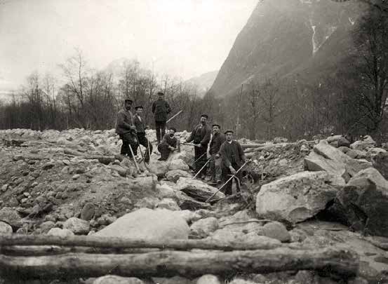 Fig. 2. Forbygningsarbeider etter flom i Nordfjord, 1908. Foto: NVE. skap og miljø. Dette inkluderer også hensyn til kulturminneverdier.