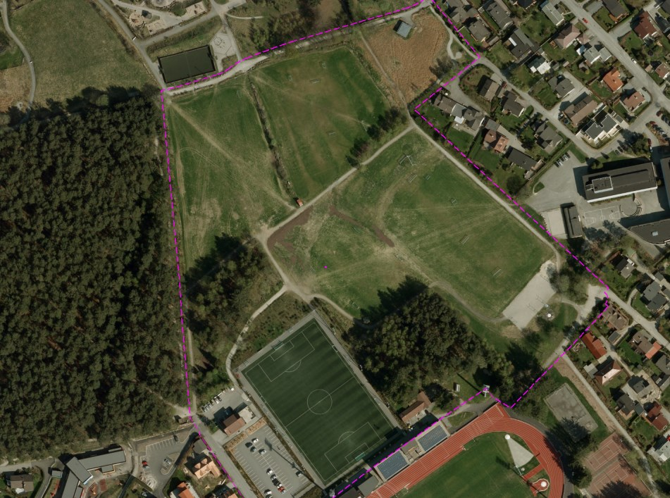 3 BESKRIVELSE AV PLANFORSLAGET Ny stadion er foreslått plassert i nord-sør retning inn mot Ormaskogen. Denne plasseringen gjør det mulig å opprette skogteigen rett nord for den gamle stadion.