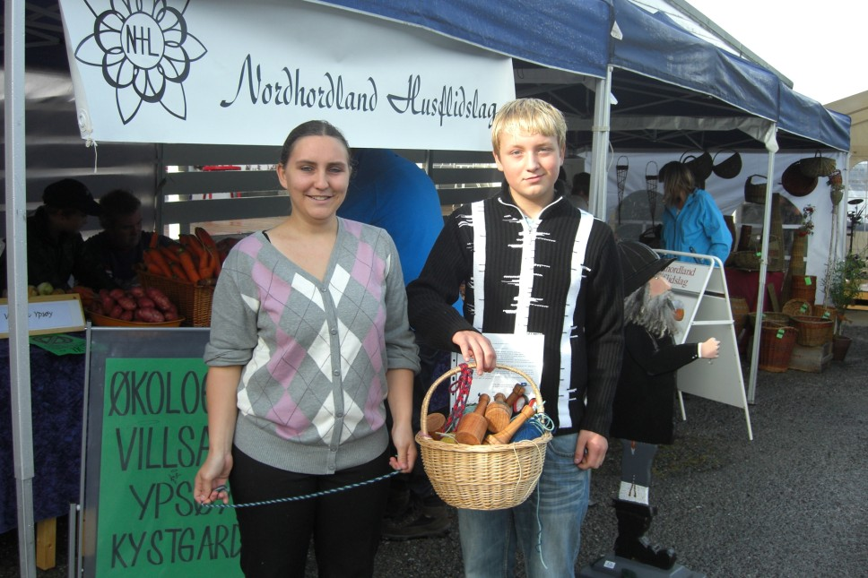 Kystsogedagar på Holmeknappen Nordhordland Husflidslag var og invitert til å delta på Kystsogedagane i Meland, laurdag 29. og søndag 30. aug.