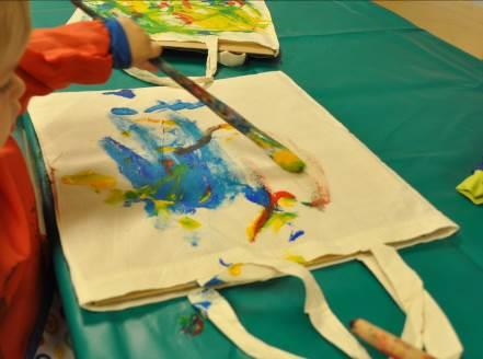 Denne måneden har barna fått uttrykk for sin kreativitet gjennom arbeidet med handlenettene som ble solgt på FORUT kafeen til inntekt for barneaksjonen.