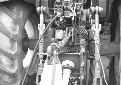 Klargjøring til drift Ved til- og frakobling av hydraulikkslangen til traktorens hydraulikk, må systemene på traktoren og på maskinen være trykkløse. Sett den aktuelle styreventilen i svømmestilling.