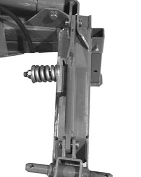 Innstillinger 4.4 Innstilling av stolpesikringen For å beskytte skiveslåmaskinen mot skader når man kjører på hindringer, er den utstyrt med en såkalt stolpesikring.