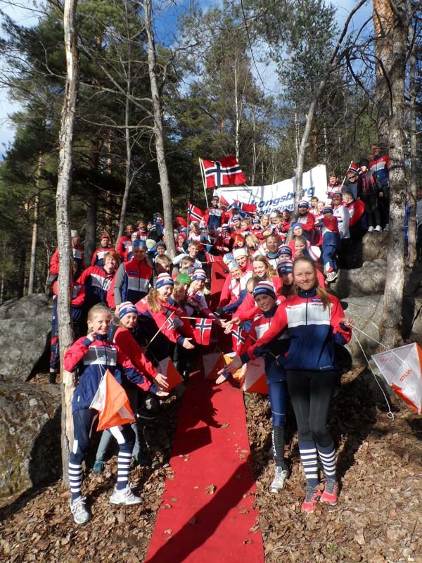 Grunneier Kåre Tho med familie, ønsker velkommen til gards! Gården Hoff er arena for NM-uka 2013. Pinseløp, World cup og uttaksløp VM junior arrangeres samme sted i 2014.