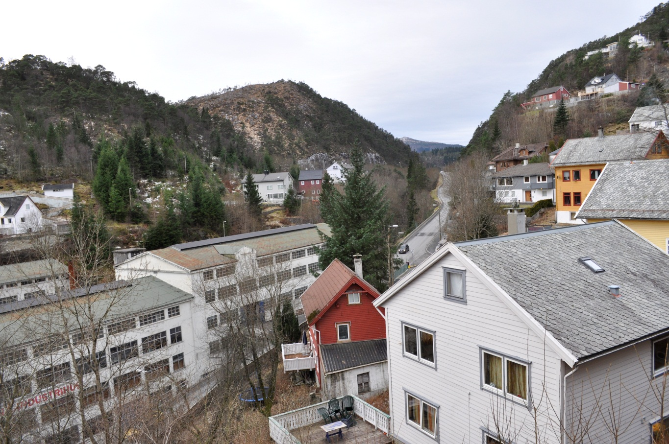 Boligområdene fordeler seg på hver side av elvejuvet, og mellom boligene ligger det fellesområder som består av lekeplasser, parker og små utflatinger av terreng.