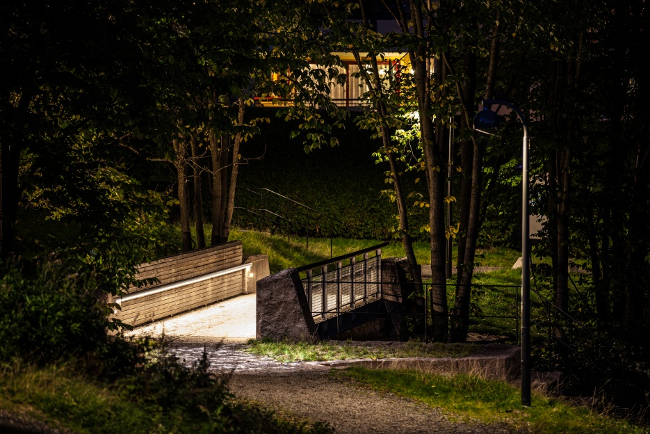 Adkomstveier/ stikkveier Stier/trapper Peter Jebsens vei/gaupåsveien er en fylkesvei, dette er både en hovedinnfart og en sentrumsgate gjennom Ytre Arna Sentrum, og belysningsanlegget skal reflektere