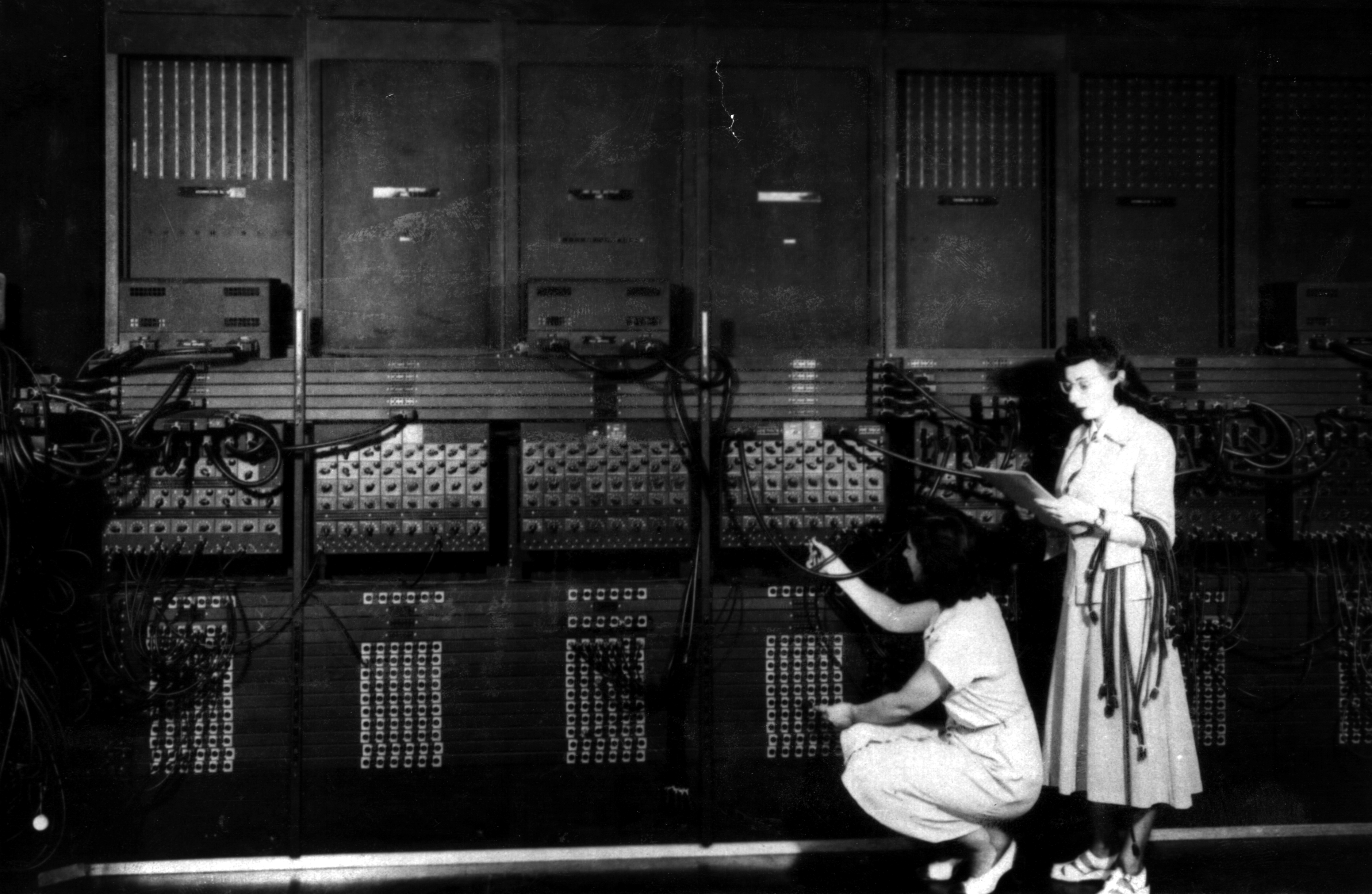 ENIAC Electronic Numerical Integrator And Computer, 1946-55 Første numeriske væranalyse av von Neumanns gruppe i Princeton i 1950,