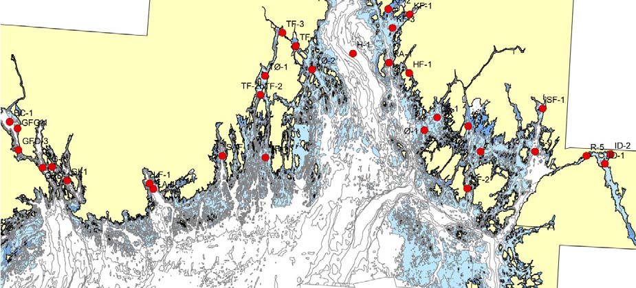 Figur 27. Røde punkter med stasjonskode viser lokalisering av 61 stasjoner i Ytre Oslofjord fotografert med SPI-kamera fra den 18.mai. til den 4. juni 2009.