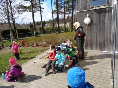 FLYET ER KLAR TIL Å TA AV! TIL SPANIA? På Bringbærstedet sammen med barna på Gullhår feiret vi Aleksander 6 år! Meditasjon og lek med bokstaver. Veldig hyggelig med felles pannekakedag med Rødhette.