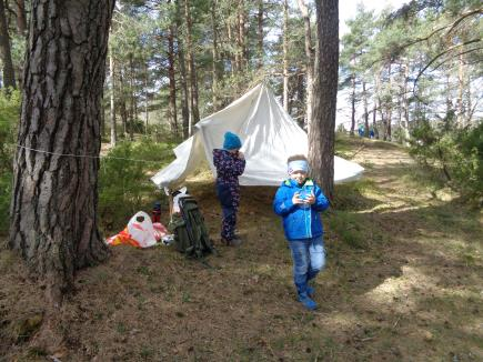 PÅ AVDELING HAR VI VÆRT OPPTATT AV: Tur til Hestefjellet sammen med Tyrihansbarna. Deilig sol og vi opplever naturen våkner til liv. Vi hører fuglesang, finner hvitveis og ser planteskudd.