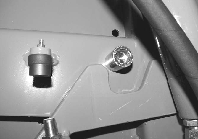 Vedlikehold 0..6 Sensor for bakluke Venstre baklukesensor Sensor () er plassert på sideveggen like ved venstre låsehake () for bakluka.