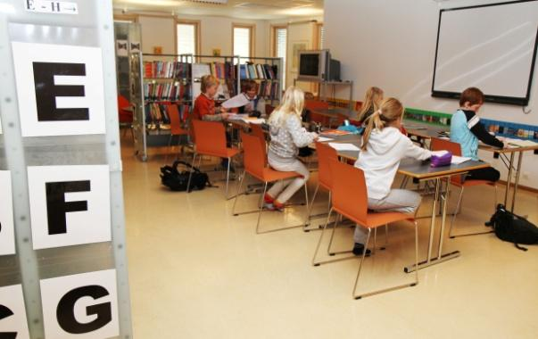 Eksempel: Bogstad skole (1-7), nybygg Areal: 200 m 2 Skolebiblioteket ligger sentralt plassert mellom småskoletrinn og mellomtrinn.