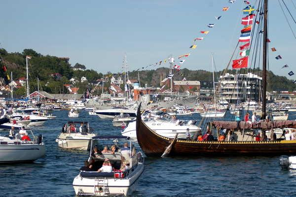 MÅNEDENS BILDE Trekkspillet låter fra båtene allting forhekses av låtene Sankthansfeiringen, også kalt Jonsmesse, Jons vake eller Jonsok, har sin opprinnelse både i den kristne og den folkelige