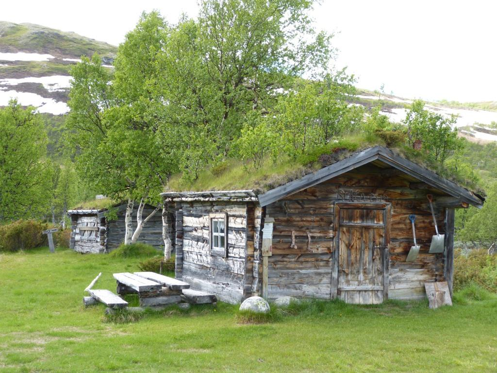 4.10 Endalen landskapsvernområde (Midtre Gauldal) Navn Blåola - slåtteområde Rasteplass ved enden av veg - Litjendalen Tilrettelegging og skjøtsel Slåtteområde med bu og løer.