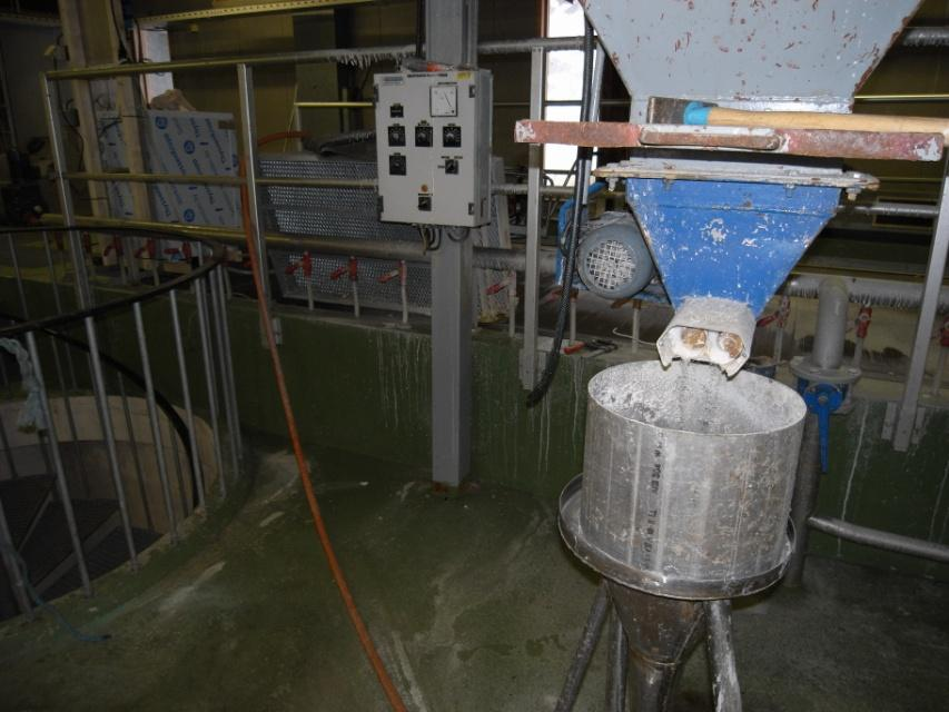 Rehabilitering av renseanleggene Søvitt og Lunde 9 Kjemikaliedosering. Anlegget har nå en silo for fellingskjemikalier i tørr form, granulat som må løses opp i vann før det doseres ut i avløpsvannet.