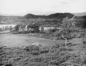 Figur 4a. Fotopunkt ved Pikhaugan oppretta av Rolf Nordhagen i september 1922 (figur 27 i Nordhagen (1928)). Øyfjellet i bakgrunnen, Lille Hånktjønna (Pikhaugtjønna på nye kart) i forgrunnen.