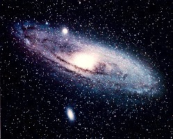 1. Materialer og energi Figur 1-3. Venstre: Skjematisk atommodell http://particleadventure.org. Copyright: Particle Data Group. Høyre: Andromeda-galaksen http://www.seds.org/messier/m/m031.