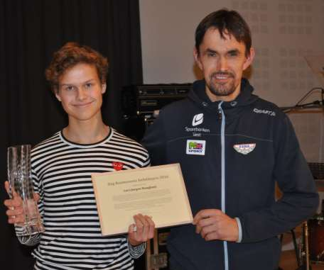 Lars Jørgen Haugland vant den gjeve prisen og fikk den overrakt av Petter Rasmussen, sønn av Dag Rasmussen. 17 OPPSUMMERING/KONKLUSJON Friidrettsgruppen hadde også i 2016 en god sesong.