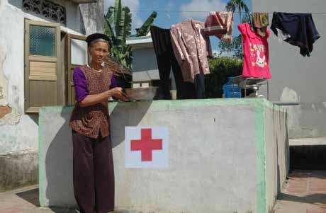 En kvinne som har fått tilgang til vanntank i Thanh Hoa-provinsen Vietnam I løpet av de seks siste månedene av 2016 nådde prosjektene i Nepal 3 500 mennesker i 10 lokalsamfunn i fire provinser ;