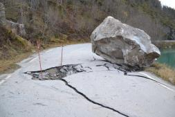 Hva er skred? Naturlige skred er hurtig massetransport av snø, stein og jordmasser. De fleste skredtypene har et stort vanninnhold.