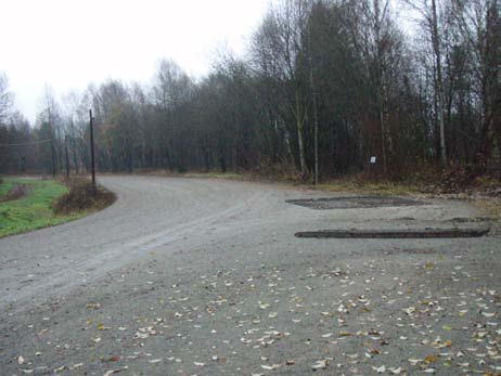 Skogsveien som skjærer gjennom skogen som ligger mellom travbanen og boligfeltet. Lyngbakkvegen mot Tollnes idrettsanlegg og Bugten sandtak. Travbanen; den sørøstlige svingen, sett mot sørvest.