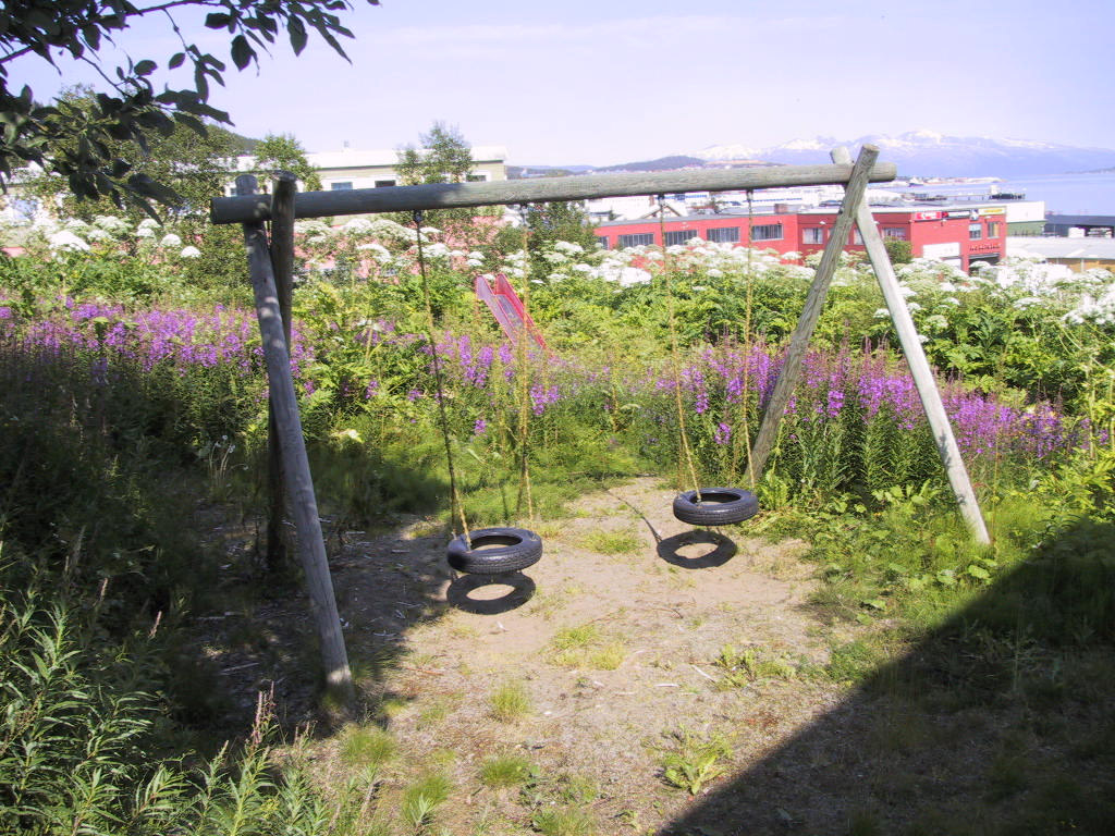 Leke Eiendom har vurdert tilstanden på lekeplassene i forhold til lekeet. Lekeet er inndelt i følgende kategorier: komplett med leke: lekeplassen gir et fullverdig lekeplasstilbud.