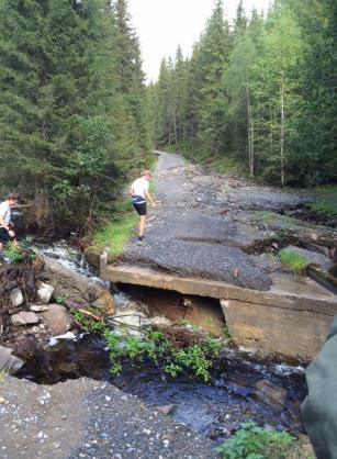 Flaumskred: «Mange bekker små» problemet Flom 2014 i bl.a. Bæla nord for Lillehammer sentrum https://www.fylkesmannen.no/documents/dokument%2 0FMOP/Samfunnssikkerhet/Flom%202014%20FM%201 51014.